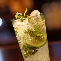 博多駅前　トニーズバー店内